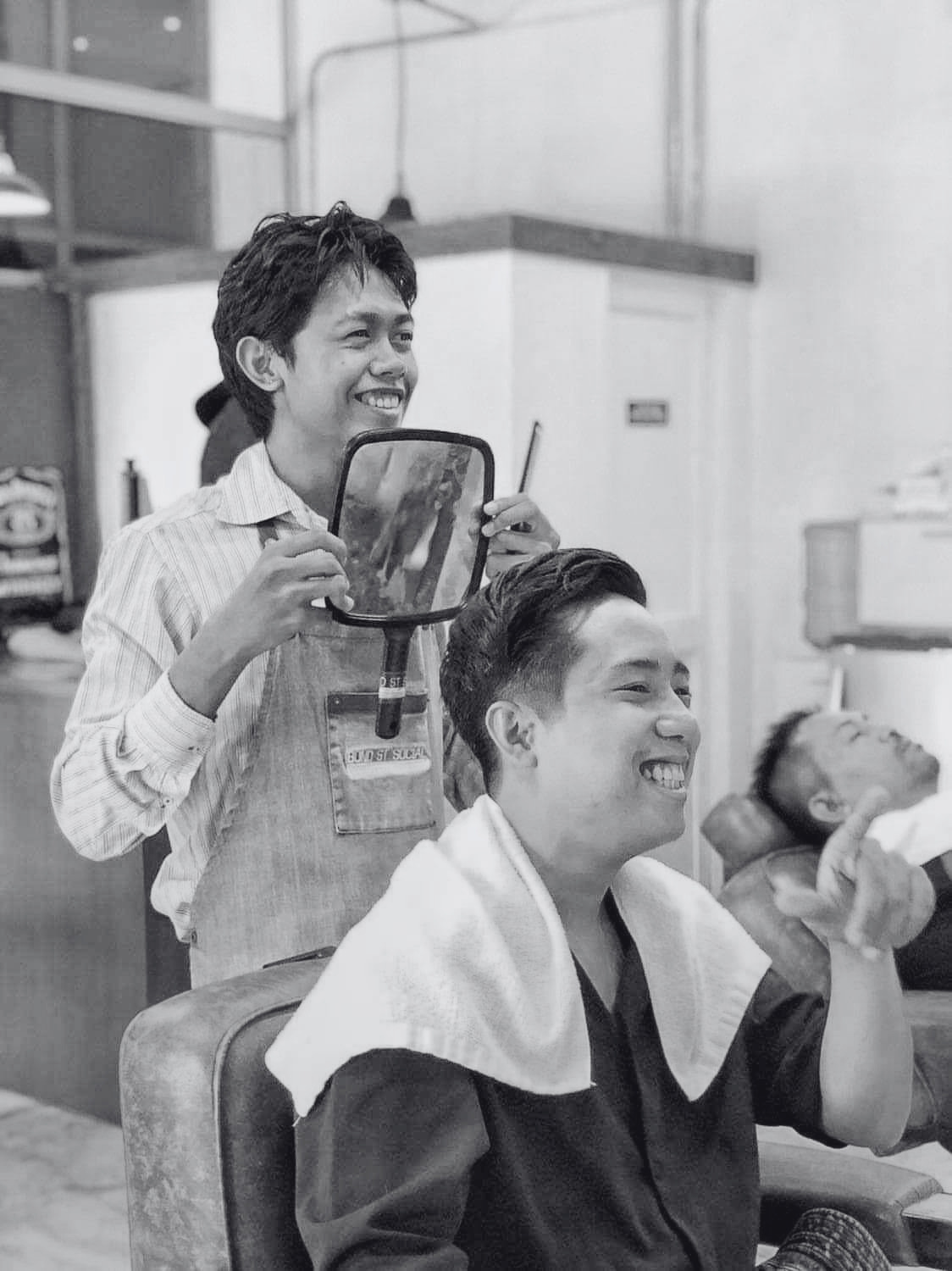 Barber detailing a fade at Astang Barbero
